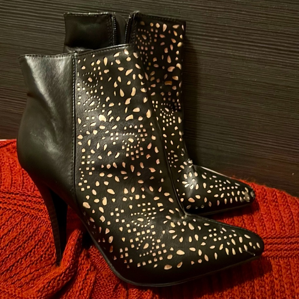 Cushion Walk- Black and Gold Heeled Boots Size 6